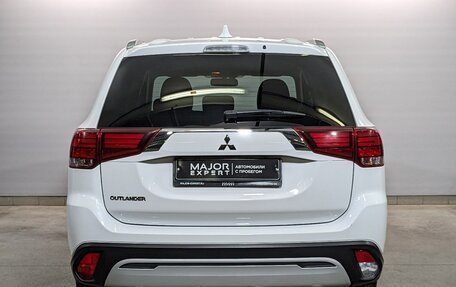 Mitsubishi Outlander III рестайлинг 3, 2021 год, 2 650 000 рублей, 6 фотография