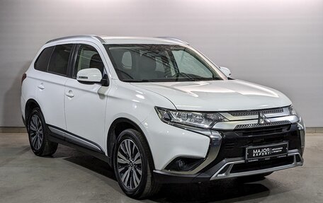 Mitsubishi Outlander III рестайлинг 3, 2021 год, 2 650 000 рублей, 3 фотография