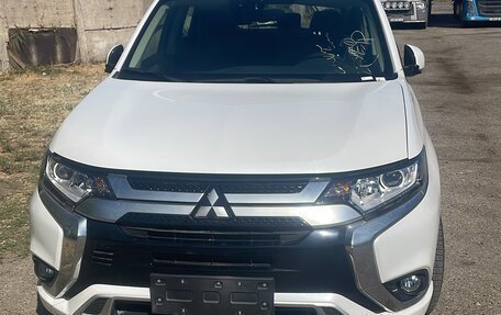 Mitsubishi Outlander III рестайлинг 3, 2022 год, 3 250 000 рублей, 1 фотография