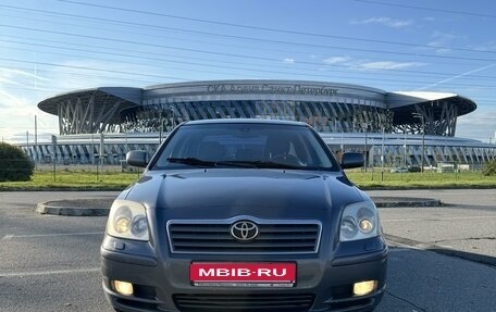 Toyota Avensis III рестайлинг, 2005 год, 695 000 рублей, 1 фотография