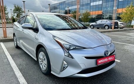 Toyota Prius IV XW50, 2017 год, 1 650 000 рублей, 1 фотография