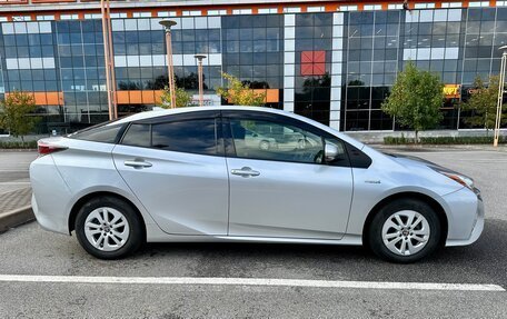 Toyota Prius IV XW50, 2017 год, 1 650 000 рублей, 5 фотография