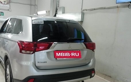 Mitsubishi Outlander III рестайлинг 3, 2016 год, 1 890 000 рублей, 4 фотография