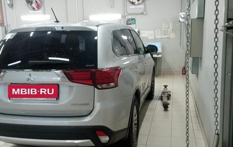 Mitsubishi Outlander III рестайлинг 3, 2016 год, 1 890 000 рублей, 3 фотография