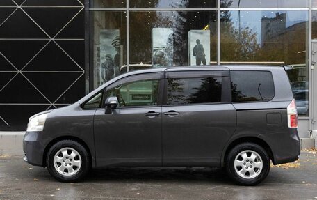 Toyota Noah III, 2010 год, 1 400 000 рублей, 2 фотография