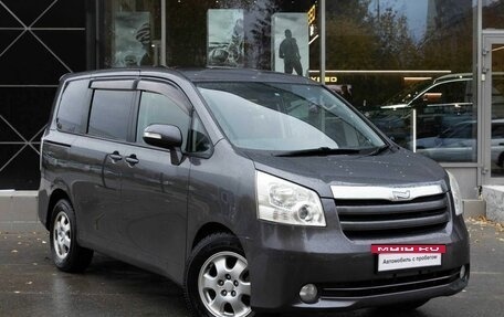 Toyota Noah III, 2010 год, 1 400 000 рублей, 7 фотография