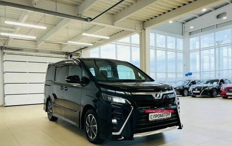 Toyota Voxy III, 2017 год, 2 749 999 рублей, 8 фотография