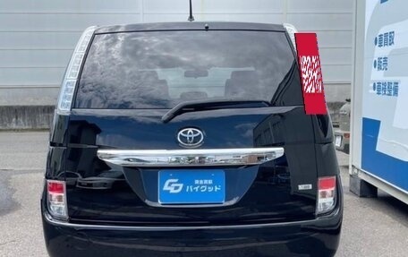 Toyota ISis I, 2017 год, 1 300 000 рублей, 4 фотография