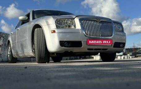 Chrysler 300C II, 2005 год, 1 000 000 рублей, 22 фотография