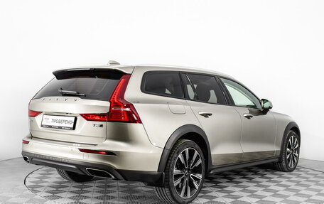 Volvo V60 Cross Country II, 2021 год, 4 300 000 рублей, 7 фотография