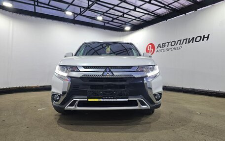 Mitsubishi Outlander III рестайлинг 3, 2018 год, 2 699 000 рублей, 8 фотография