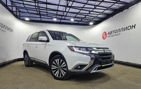 Mitsubishi Outlander III рестайлинг 3, 2018 год, 2 699 000 рублей, 7 фотография