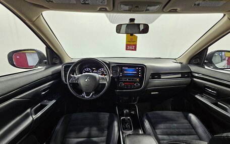 Mitsubishi Outlander III рестайлинг 3, 2018 год, 2 699 000 рублей, 19 фотография