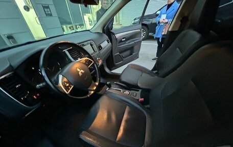 Mitsubishi Outlander III рестайлинг 3, 2014 год, 1 650 000 рублей, 7 фотография