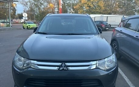 Mitsubishi Outlander III рестайлинг 3, 2014 год, 1 650 000 рублей, 2 фотография