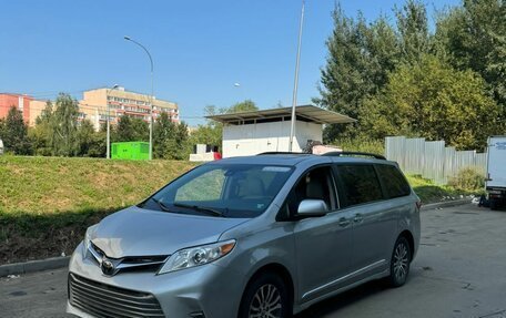 Toyota Sienna III, 2019 год, 2 150 000 рублей, 2 фотография