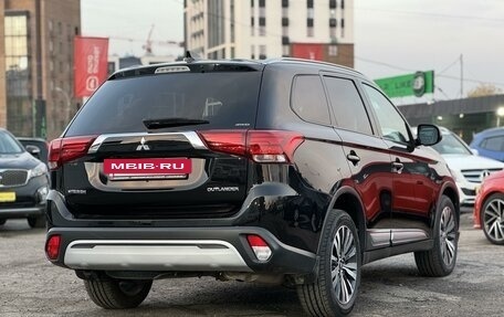 Mitsubishi Outlander III рестайлинг 3, 2019 год, 2 650 000 рублей, 4 фотография