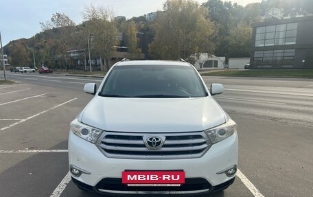 Toyota Highlander III, 2013 год, 2 330 000 рублей, 2 фотография