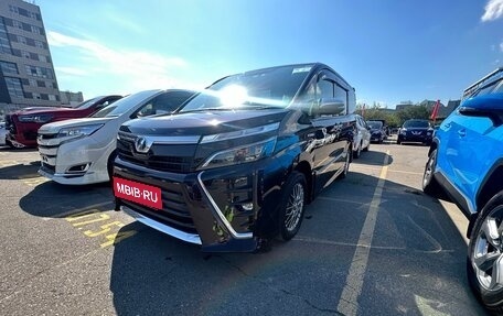 Toyota Voxy III, 2018 год, 2 730 000 рублей, 1 фотография