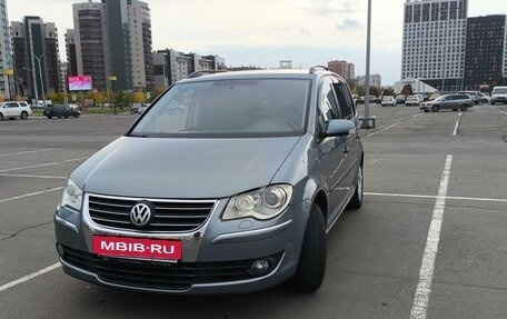 Volkswagen Touran III, 2008 год, 900 000 рублей, 3 фотография