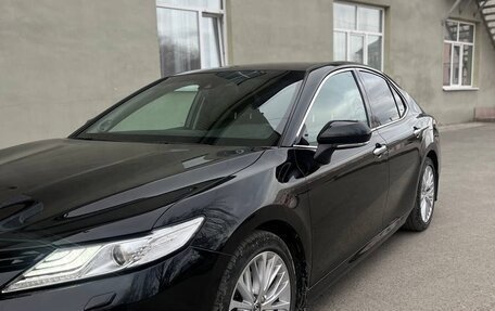 Toyota Camry, 2019 год, 3 270 000 рублей, 2 фотография