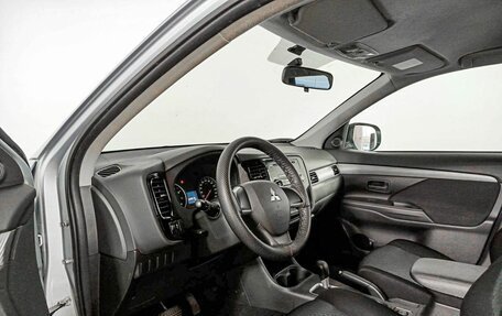 Mitsubishi Outlander III рестайлинг 3, 2013 год, 1 839 000 рублей, 16 фотография