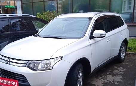 Mitsubishi Outlander III рестайлинг 3, 2014 год, 1 700 000 рублей, 2 фотография