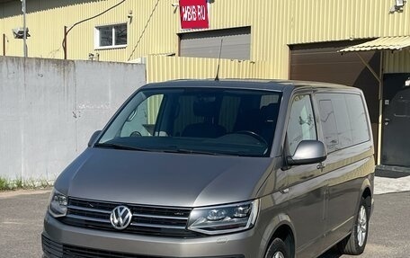 Volkswagen Caravelle T5, 2015 год, 2 500 000 рублей, 1 фотография