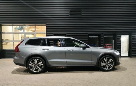 Volvo V60 Cross Country II, 2020 год, 3 999 000 рублей, 5 фотография