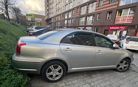 Toyota Avensis III рестайлинг, 2003 год, 675 000 рублей, 2 фотография