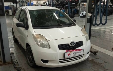 Toyota Yaris III рестайлинг, 2007 год, 559 000 рублей, 2 фотография