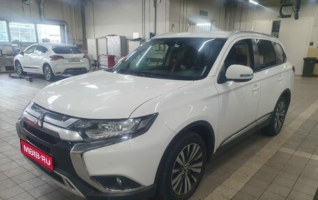 Mitsubishi Outlander III рестайлинг 3, 2019 год, 2 395 000 рублей, 1 фотография