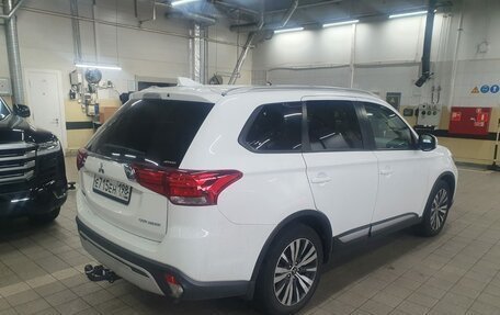 Mitsubishi Outlander III рестайлинг 3, 2019 год, 2 395 000 рублей, 4 фотография