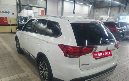 Mitsubishi Outlander III рестайлинг 3, 2019 год, 2 395 000 рублей, 3 фотография