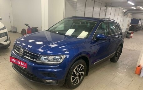 Volkswagen Tiguan II, 2018 год, 2 350 000 рублей, 3 фотография