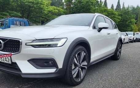 Volvo V60 Cross Country II, 2019 год, 3 800 000 рублей, 2 фотография