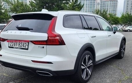 Volvo V60 Cross Country II, 2019 год, 3 800 000 рублей, 3 фотография