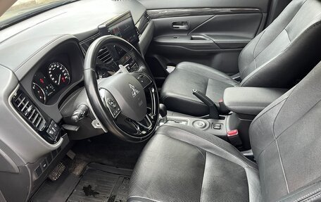 Mitsubishi Outlander III рестайлинг 3, 2015 год, 2 080 000 рублей, 9 фотография