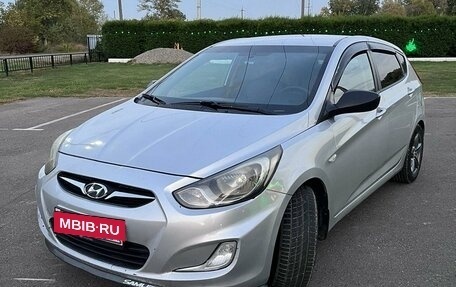 Hyundai Solaris II рестайлинг, 2012 год, 820 000 рублей, 2 фотография