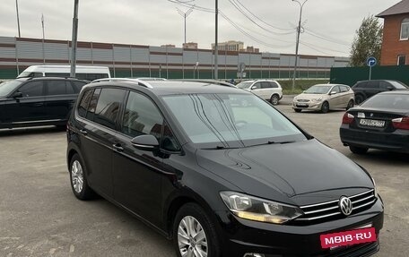 Volkswagen Touran III, 2017 год, 1 930 000 рублей, 2 фотография