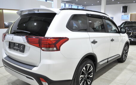 Mitsubishi Outlander III рестайлинг 3, 2021 год, 2 999 000 рублей, 3 фотография