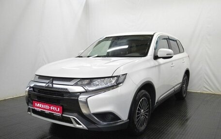 Mitsubishi Outlander III рестайлинг 3, 2019 год, 1 949 000 рублей, 1 фотография