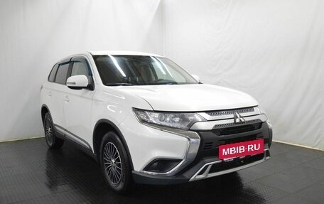 Mitsubishi Outlander III рестайлинг 3, 2019 год, 1 949 000 рублей, 3 фотография