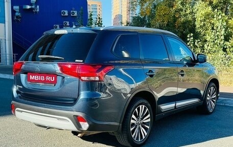 Mitsubishi Outlander III рестайлинг 3, 2021 год, 2 658 000 рублей, 4 фотография