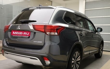 Mitsubishi Outlander III рестайлинг 3, 2019 год, 2 440 000 рублей, 4 фотография