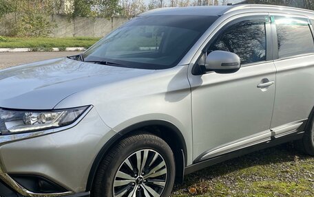 Mitsubishi Outlander III рестайлинг 3, 2019 год, 2 650 000 рублей, 4 фотография