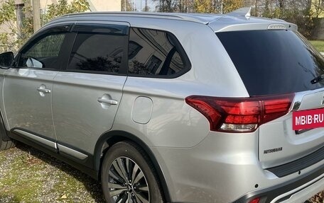 Mitsubishi Outlander III рестайлинг 3, 2019 год, 2 650 000 рублей, 2 фотография