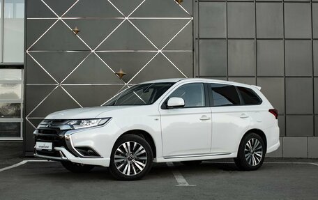 Mitsubishi Outlander III рестайлинг 3, 2022 год, 3 050 200 рублей, 2 фотография