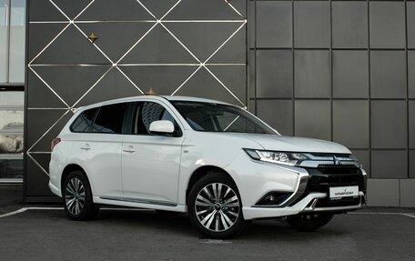 Mitsubishi Outlander III рестайлинг 3, 2022 год, 3 050 200 рублей, 6 фотография