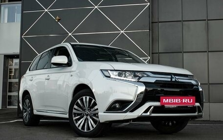 Mitsubishi Outlander III рестайлинг 3, 2022 год, 3 050 200 рублей, 24 фотография